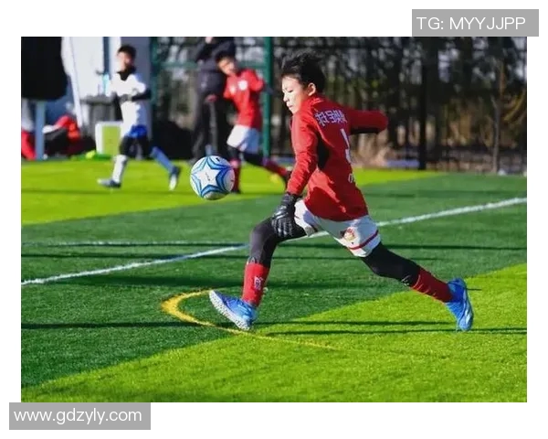 足球是梦追逐的旅程在绿茵场上绽放青春的光芒与希望